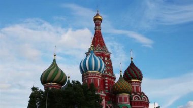 Moskova ve St. Basil Katedrali timelapse üzerinde mavi bir gökyüzü, Rusya Federasyonu