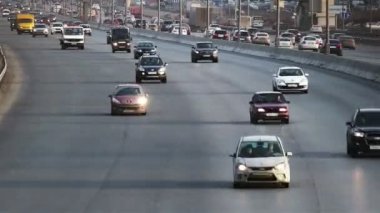 Bir karayolu yoğun otomobil trafik, Moskova, Rusya, Nisan 2017 ile Timelapse