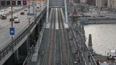 Çeşitli türde Moskova trafiği - yaya, demiryolu ve otomobil, Rusya, Haziran 2017