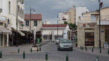 Larnaka / Kıbrıs Cumhuriyeti - 25 Kasım 2017: insanlar ve arabalar sokaklarda tipik bir gün