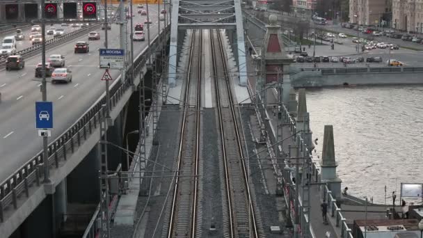 Verschiedene Arten Des Moskauer Verkehrs Fußgänger Eisenbahn Und Auto Russland — Stockvideo