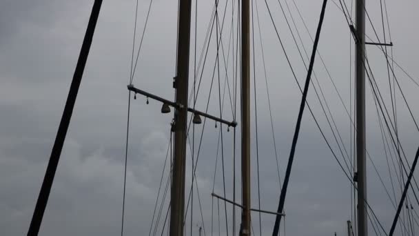 Vista Detalhada Pequenos Mastros Barco Balançando Nas Ondas Dia Nublado — Vídeo de Stock
