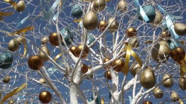 Moskova / Rusya - 14 Nisan 2018: Paskalya için süslenen yapay bir ağacı