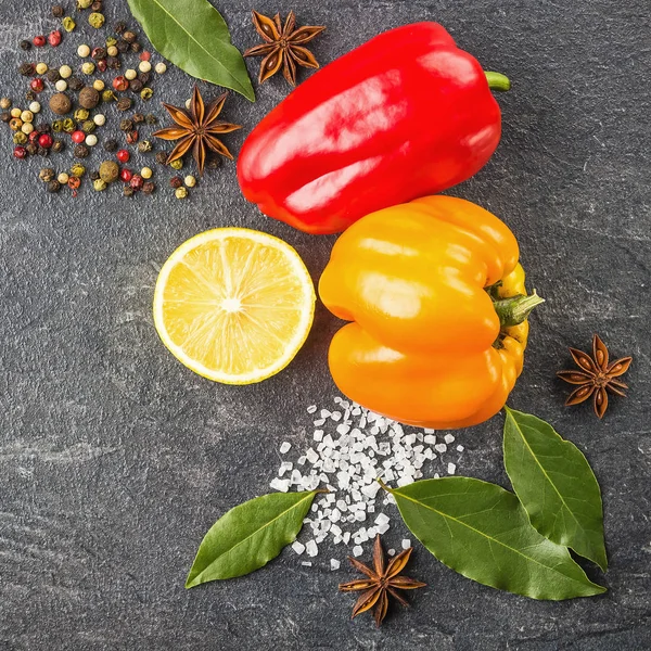 Specerijen Steen Zwarte Achtergrond Kruiden Een Donkere Tafel Kruiden Voor — Stockfoto