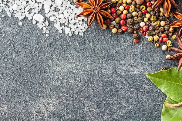 Gewürze Auf Steinschwarzem Hintergrund Gewürze Auf Einem Dunklen Tisch Würze — Stockfoto