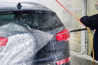 Çamaşır arabası. Yakın çekim. Yüksek basınçlı su jeti.