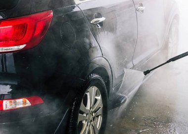 Çamaşır arabası. Yakın çekim. Yüksek basınçlı su jeti.