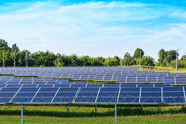 Sonnenkollektor Auf Blauem Himmel Hintergrund Grünes Gras Und Bewölkter Himmel — Stockfoto