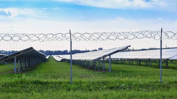 Sonnenkollektor Auf Blauem Himmel Hintergrund Grünes Gras Und Bewölkter Himmel — Stockfoto