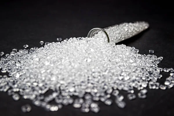 Plastik granül. Polimer granül. Siyah bir arka plan üzerinde izole.