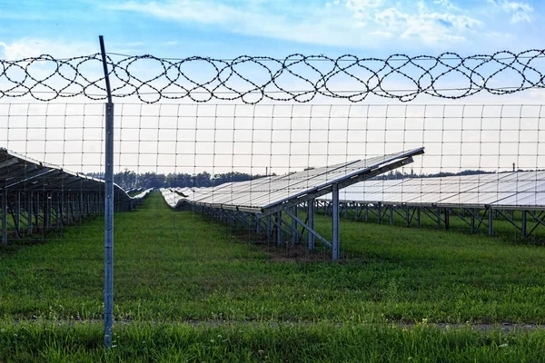 Sonnenkollektor Auf Blauem Himmel Hintergrund Grünes Gras Und Bewölkter Himmel — Stockfoto