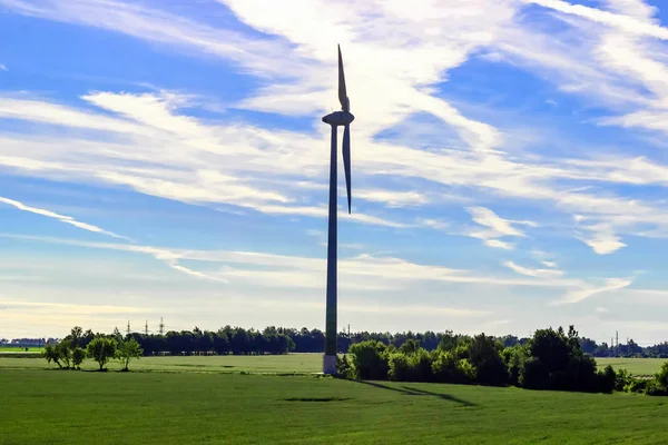 Windrad Auf Dem Feld Windgenerator Blauer Himmel Und Grünes Gras — Stockfoto