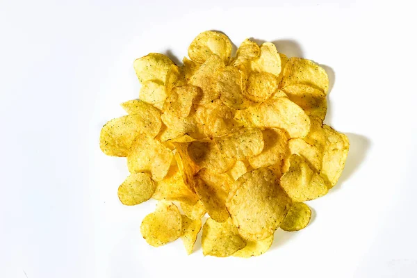Patates cipsi. Beyaz arka plan üzerinde izole.