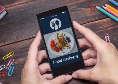 Kadın sipariş gıda teslim mobil uygulama kullanır.