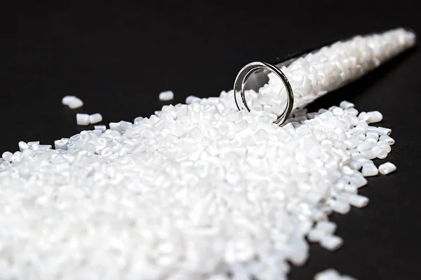 Plastik granül. Polimer granül. Siyah bir arka plan üzerinde izole.