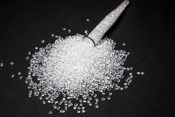 Plastik granül. Polimer granül. Siyah bir arka plan üzerinde izole.