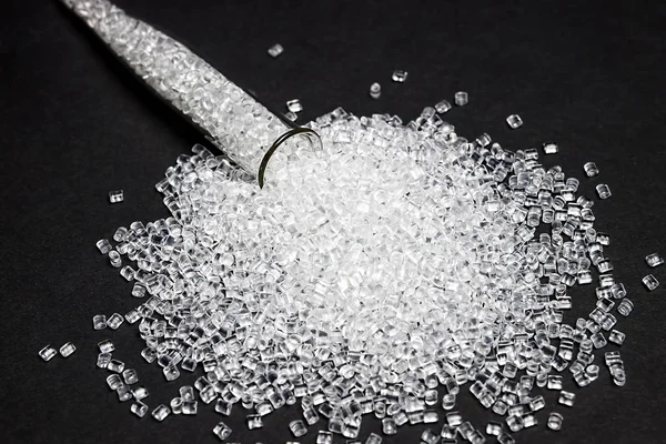 Plastik granül. Polimer granül. Siyah bir arka plan üzerinde izole.