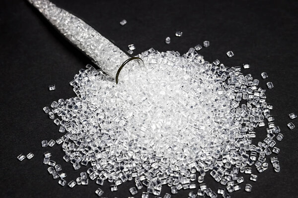 Пластик в гранулах. Полимерные гранулы. Изолированный на черном фоне
.