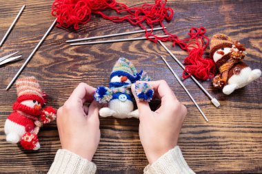 El yapımı Noel hediyeleri. Ahşap arka plan. Üst Manzara. Yeni yıl süsü hazırlıyorum. Noel süsleri.