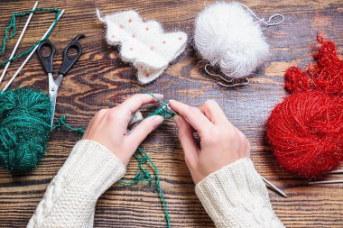 El yapımı Noel hediyeleri. Ahşap arka plan. Üst Manzara. Yeni yıl süsü hazırlıyorum. Noel süsleri.