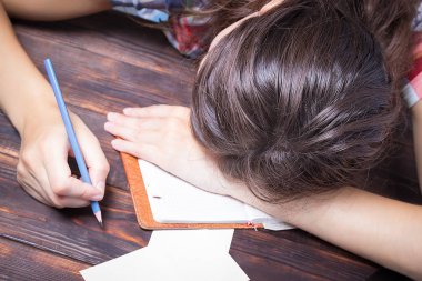 Kız yorgun öğrenci uyuya kalır. Oturum çalışma. İş