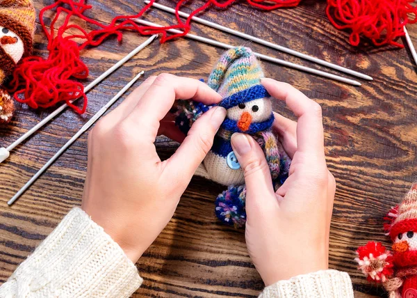 Kerstcadeaus Met Hand Gemaakt Houten Achtergrond Bovenaanzicht Nieuwjaarsdecoratie Maken Kerstversiering — Stockfoto