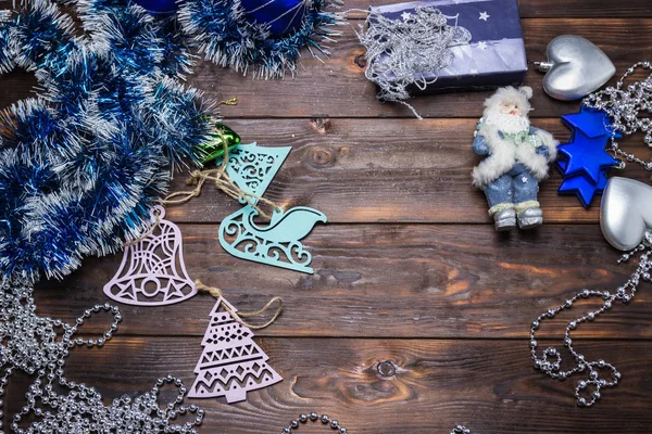 蓝色木制圣诞节背景 圣诞装饰品深色木桌 — 图库照片