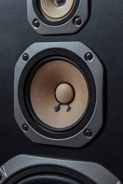 Yüksek kaliteli hoparlörler. HiFi ses sistemi ses kayıt stüdyosu için dükkanda. Profesyonel Merhaba-Fi Kabin Hoparlör kutusu. Ses ekipmanları için kayıt stüdyosu. Satın dj donatmak müzik mağazası