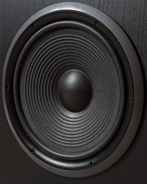 Siyah hoparlör kutusu Hifi kapatın. Dj, müzisyen, parti için profesyonel ses ekipmanları. Yüksek kaliteli stüdyo kayıt ses donatmak. Merhaba-Fi difüzör kurşun ahşap dolap kutusunda odaklanmak.