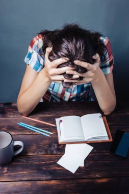 Bıkkın ve yorgun ödevini yapmakla küçük şirin kız.