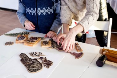 Gomel, Belarus - Mart 18, 2018: urses desenler kalamkari tarzı kumaş üzerine baskı