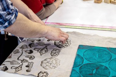 Gomel, Belarus - Mart 18, 2018: urses desenler kalamkari tarzı kumaş üzerine baskı