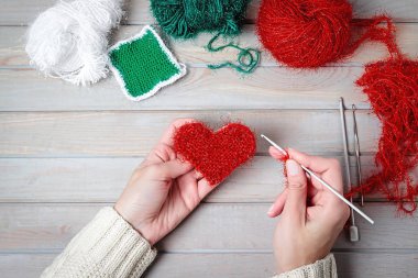 Örme hediyeler el yapımı. Ahşap arka plan. Üstten görünüm. Dekorasyon yapma