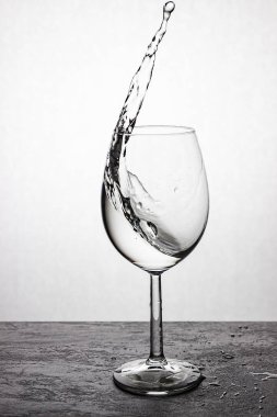 Beyaz arka planda bir bardakta su damlası