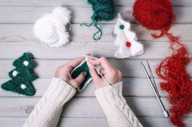 El yapımı Noel hediyeleri. Ahşap arka plan. Üst Manzara. Yeni yıl süsü hazırlıyorum. Noel süsleri.