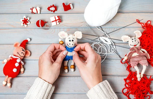 El yapımı Noel hediyeleri. Ahşap arka plan. Üst Manzara. Yeni yıl süsü hazırlıyorum. Noel süsleri.