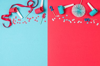 Pembe ve mavi Festival arka plan mumlar, konfeti ve diğer aksesuarlar.