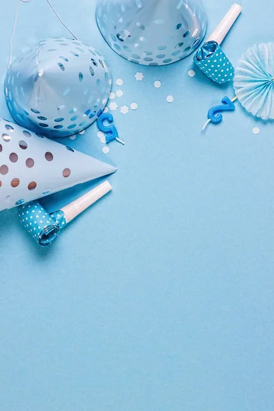Chapeaux de papier anniversaire avec des bougies et des pailles sur fond bleu — Photo