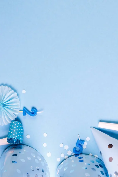 Verjaardag papier caps met kaarsen en rietjes op blauwe achtergrond — Stockfoto