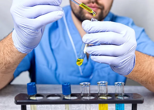 Assistente di laboratorio all'analisi chimica. Laboratorio chimico . — Foto Stock