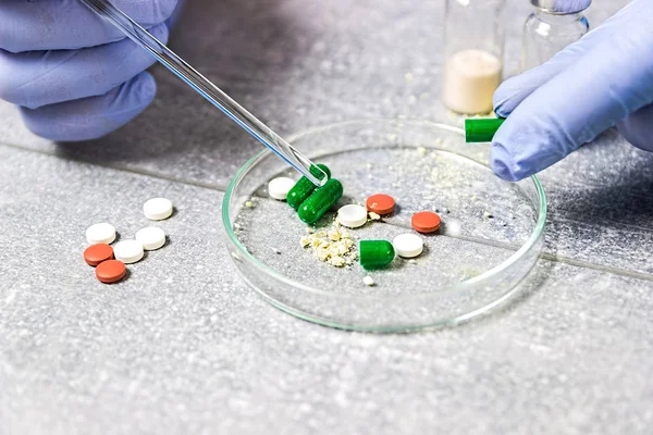 Illegal drug manufacturing. Handling of drugs. Treatment drugs. Circulation of medicines. — Stock Photo, Image