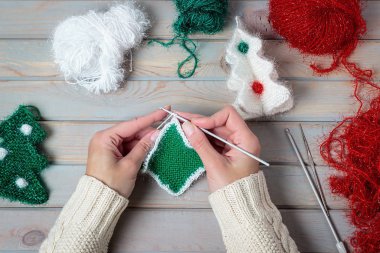 El yapımı Noel hediyeleri. Ahşap arka plan. Üst Manzara. Yeni yıl dekorasyonu yapılıyor. 