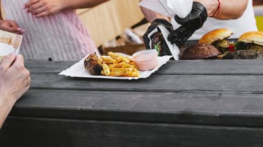 Aşçı açık mutfak festivalinde açık havada biftek köftesi yapıyor. Yemek tezgahında hazır sokak yemekleri..