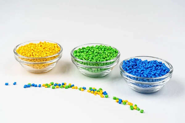 Polymere kleurstof. Plastic pellets. Kleurstof voor kunststoffen. Pigment in het granulaat. — Stockfoto