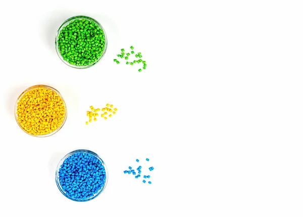 Polymere kleurstof. Plastic pellets. Kleurstof voor kunststoffen. Pigment in het granulaat. — Stockfoto
