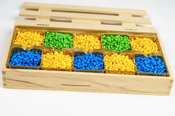 Polymere kleurstof. Plastic pellets. Kleurstof voor kunststoffen. Pigment in het granulaat. — Stockfoto