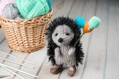 Balonla örülmüş kirpi. El yapımı oyuncaklar. Amigurumi. El yapımı..