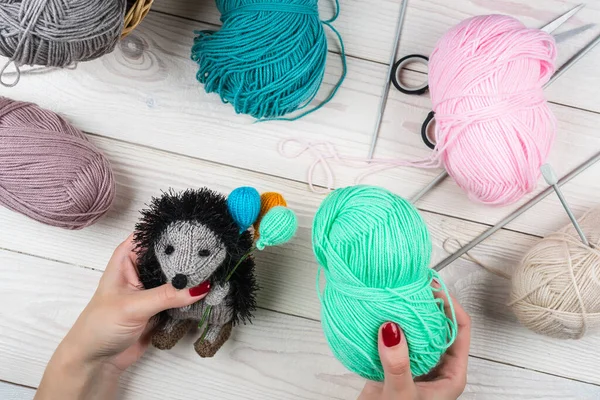 Knitted hedgehog with balloons. Knitted handmade toys. Amigurumi. Hand made. — Stock Photo, Image