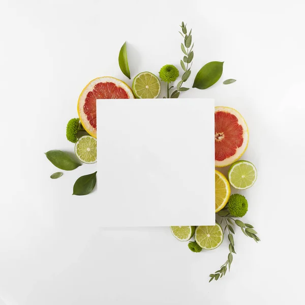 创意横幅与柑橘类水果 叶子和花卉装饰 带纸卡便笺的季节性概念卡 顶部视图 图库图片