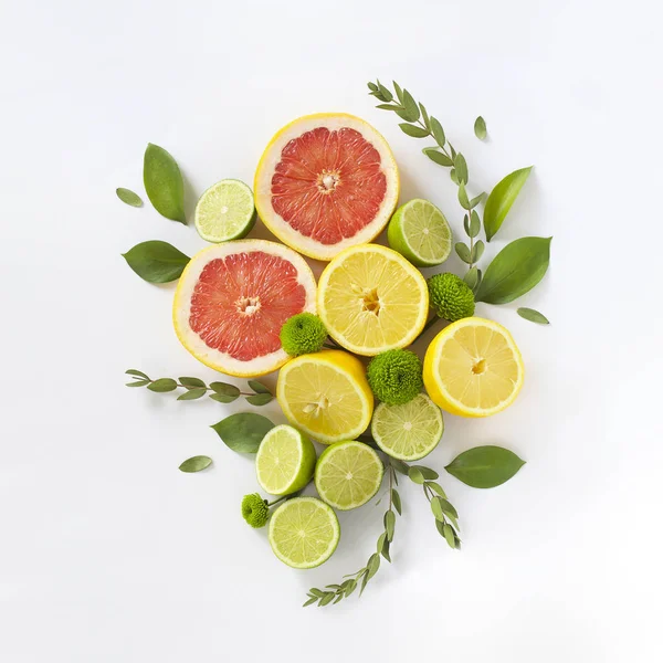 创意布局由各种柑橘类水果 叶子和花卉装饰而成 丰富多彩的夏季食品和健康理念 顶部视图 图库图片